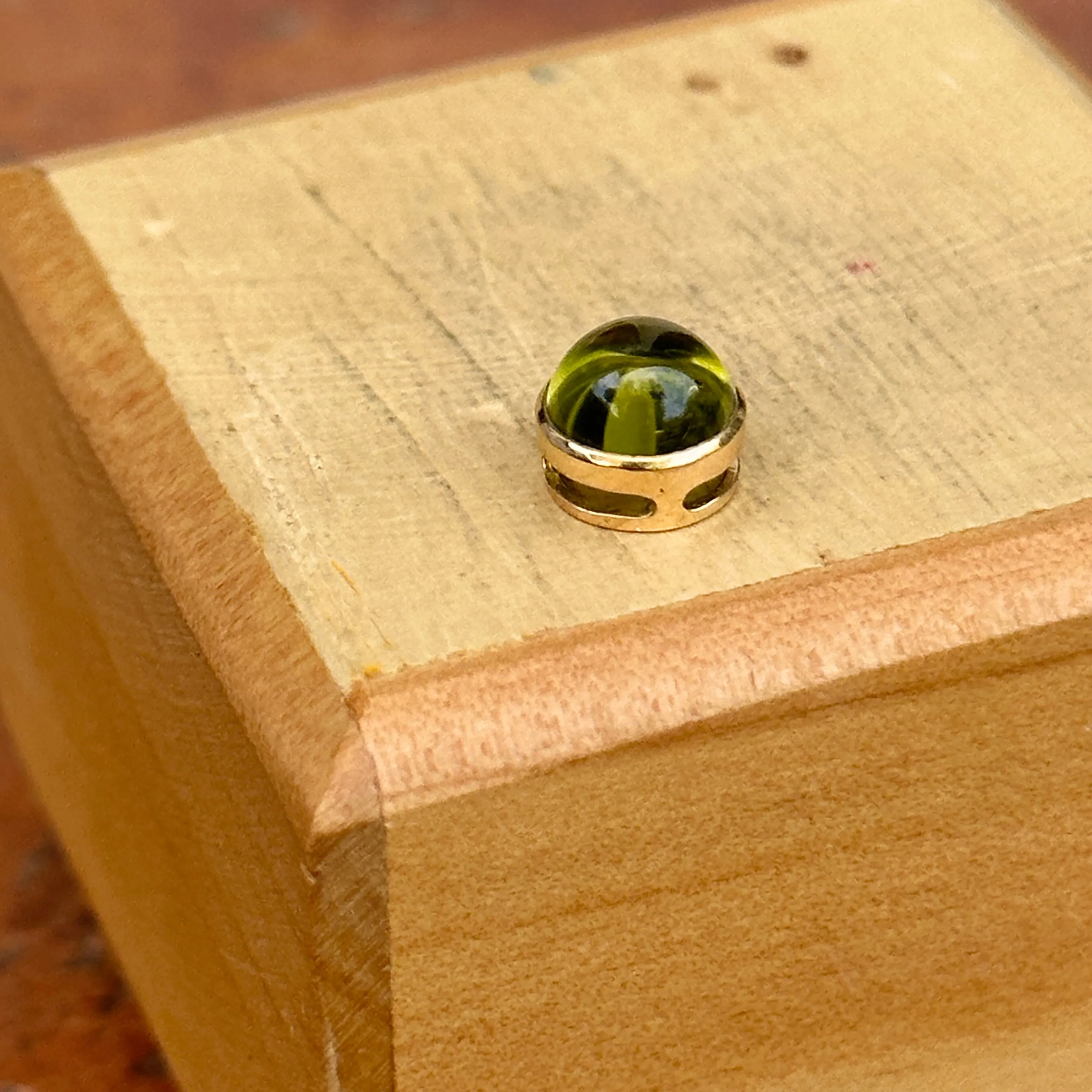 18KT Yellow Gold Round Cabochon Peridot Bezel Pendant Slide