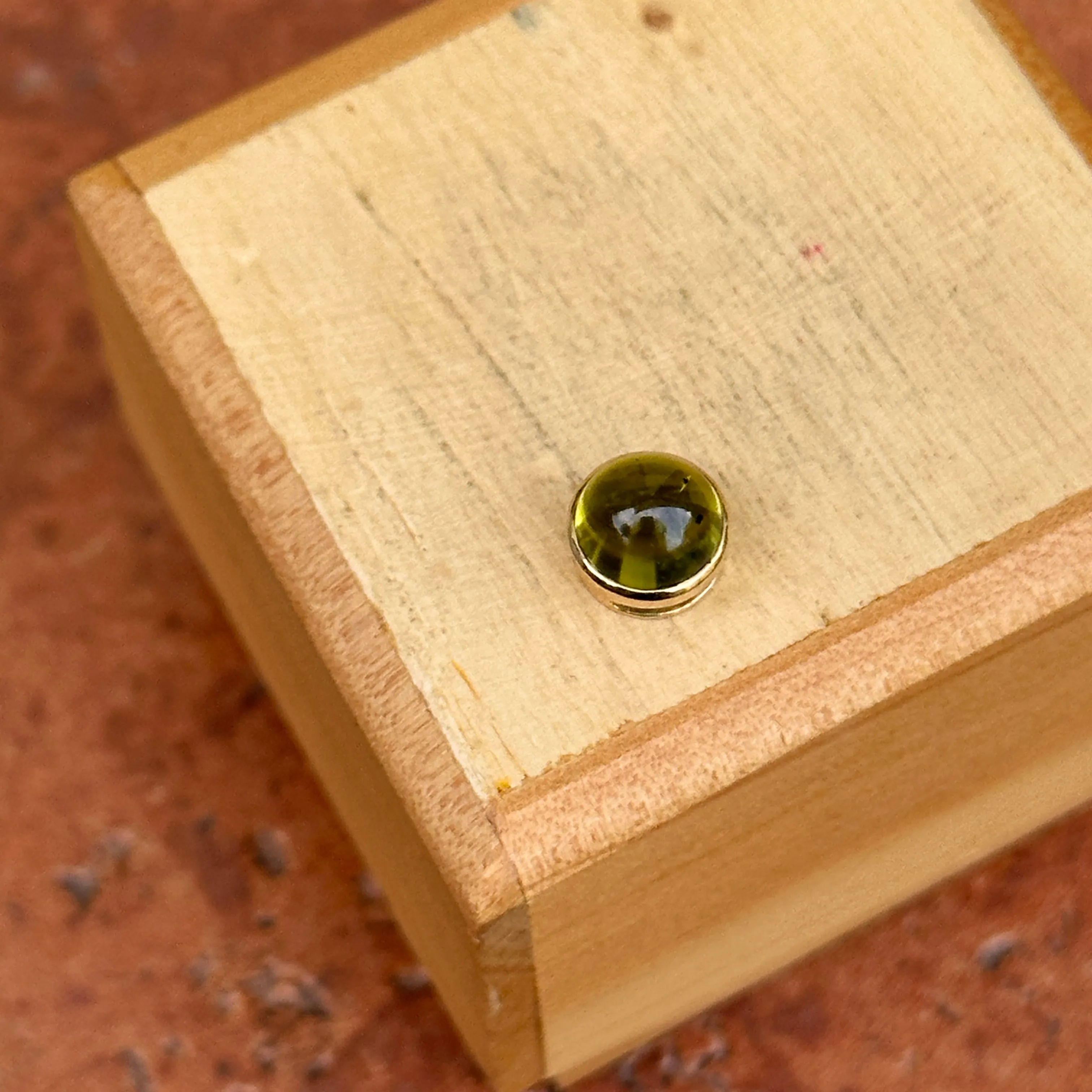 18KT Yellow Gold Round Cabochon Peridot Bezel Pendant Slide