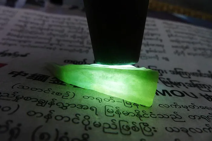 Natural Jade Rough Jadeite Raw (10.4g,3.9X2X0.9cm)