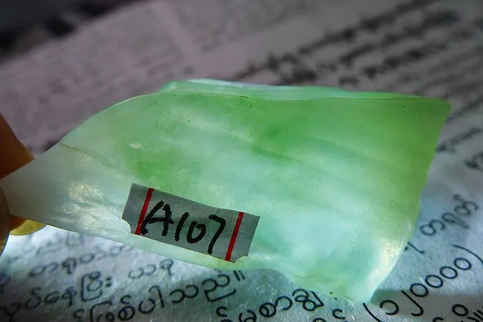 Natural Jade Rough Jadeite Raw (10.4g,3.9X2X0.9cm)
