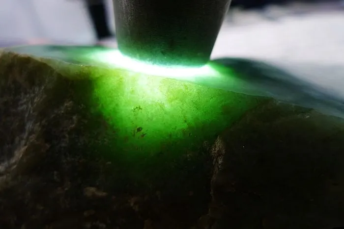 Natural Jade Rough Jadeite Raw (366g,13.8X5.2X4cm)