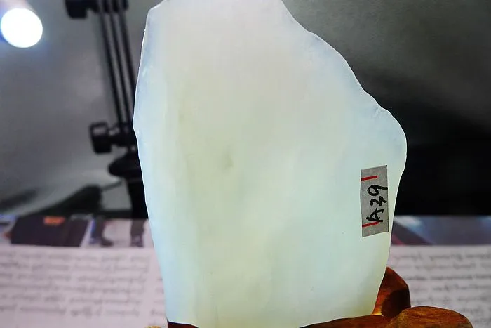 Natural Jade Rough Jadeite Raw (69g,5.8X4.5X1.4cm)