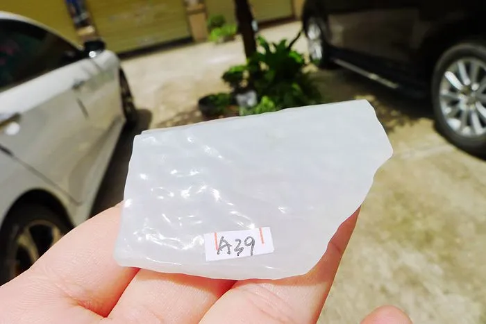 Natural Jade Rough Jadeite Raw (69g,5.8X4.5X1.4cm)