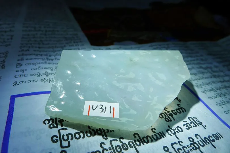 Natural Jade Rough Jadeite Raw (69g,6X4.1X1.4cm)