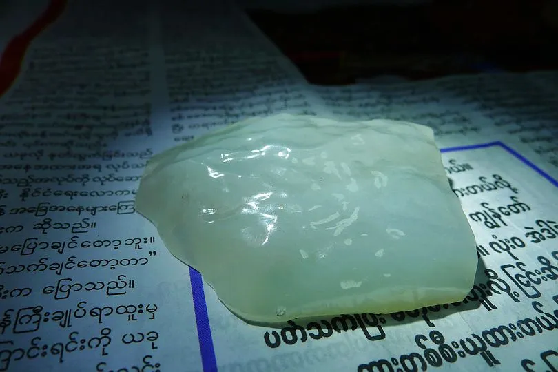 Natural Jade Rough Jadeite Raw (69g,6X4.1X1.4cm)