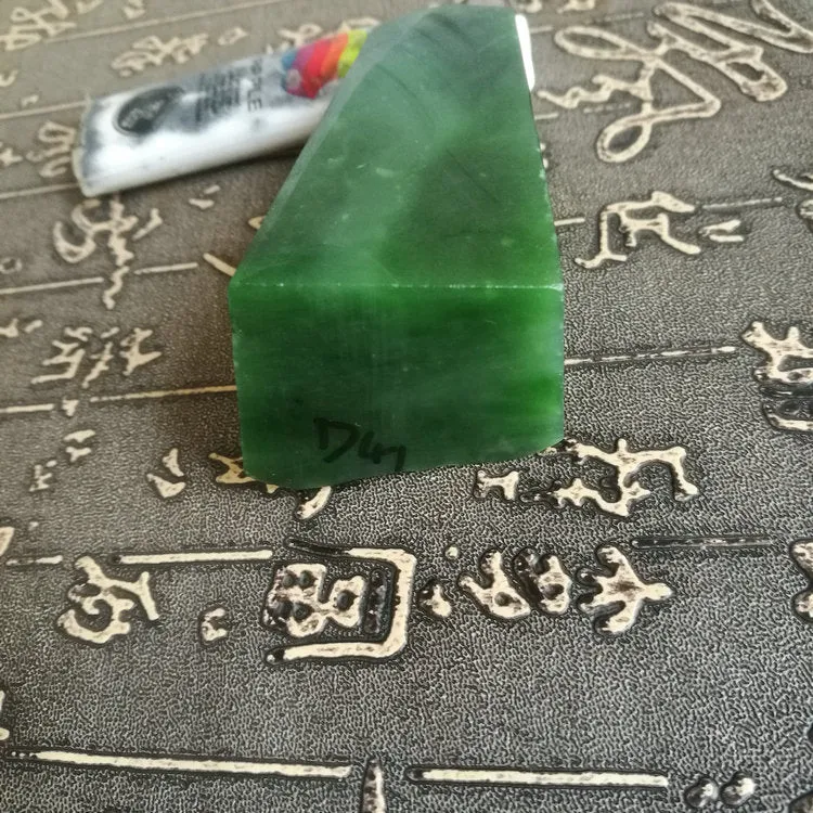 Natural Kunlun Jade Rough Nephrite Raw (150g, 6.7X3.5X2cm)