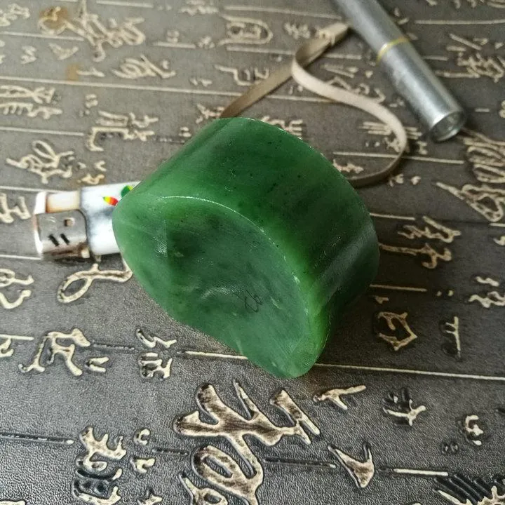 Natural Kunlun Jade Rough Nephrite Raw (206g, 5.7X2.4cm)