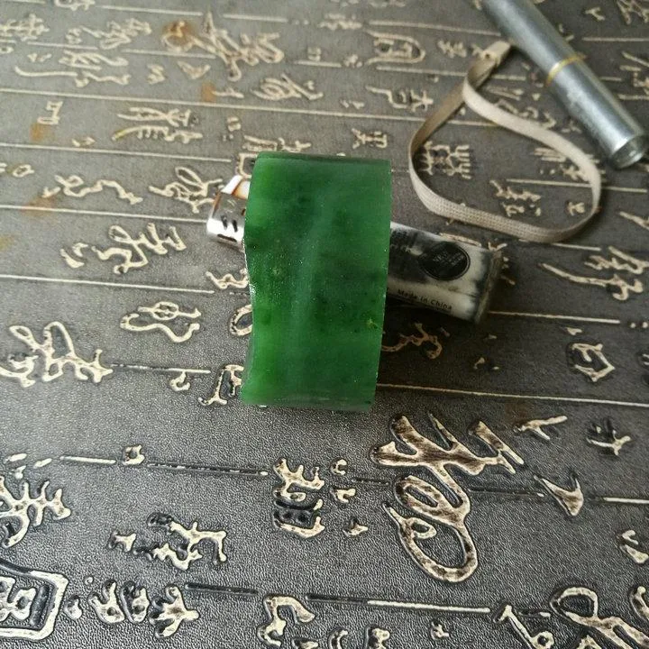 Natural Kunlun Jade Rough Nephrite Raw (206g, 5.7X2.4cm)
