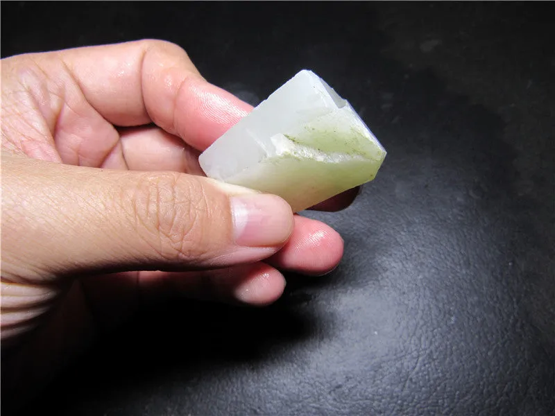 Natural Kunlun Jade Rough Nephrite Raw (28.88g, 32X21X20mm)